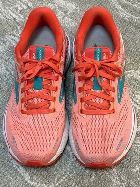 Women's Brooks Adrenaline GTS 22. Size 8.5 ✨ 🏃🏻‍♀️ Coral/Orange and teal accents
